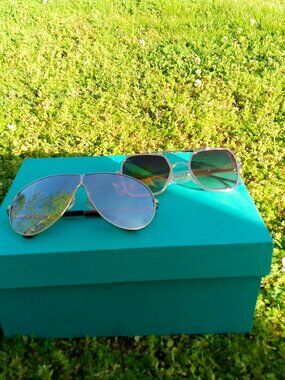 2 PR OF SUNGLASSES NEW IN PK HB